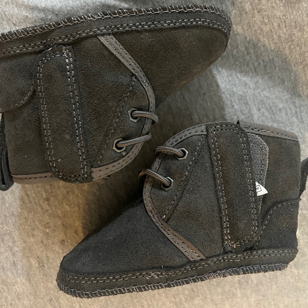 UGG Kids  Baby Neumel (Infant) size 2/3